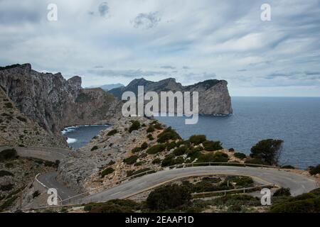 Strada di montagna tra i monti Tramuntana Foto Stock