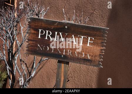 Un cartello 'privato No Estrada' inSanta Fe, New Mexico USA. Foto Stock