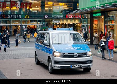 Essen, zona Ruhr, Renania Settentrionale-Vestfalia, Germania - Essen centro città in tempi di crisi della corona durante la seconda parte della chiusura, passanti con maschere protettive durante lo shopping natalizio su Limbecker Strasse di fronte al centro commerciale Limbecker Platz il sabato prima della chiusura, la polizia ha verificato il rispetto delle norme di protezione corona. Foto Stock