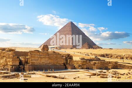 Piramidi egiziane nel deserto di sabbia e il cielo chiaro Foto Stock