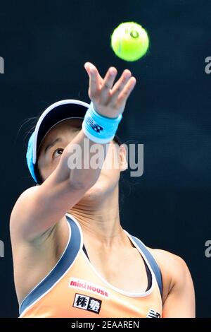 8 febbraio 2021: 9 febbraio 2021: Misaki DOI del Giappone in azione contro Ajla TOMLJANOVIC dell'Australia in una prima partita dell'Australian Open 2021 sulla Rod Laver Arena, a Melbourne, Australia. Media Sydney Low/Cal Sport. Foto Stock