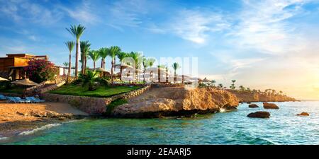 Vista su egiziano hotel dal mare rosso Foto Stock