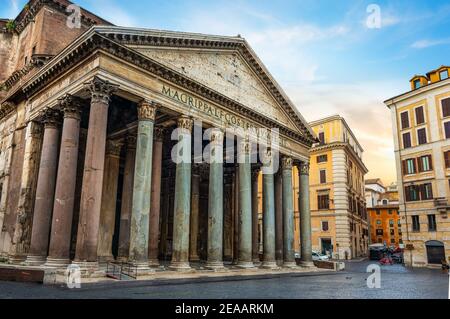 Antica Pantheon a Roma a nuvoloso sunrise, Italia Foto Stock