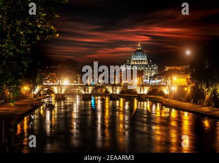 Ponte di Sant'Angelo vicino al Vaticano al tramonto Foto Stock