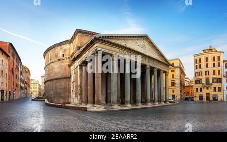 Antica Pantheon a Roma a nuvoloso sunrise, Italia Foto Stock