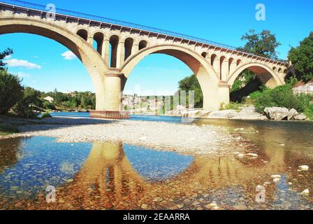 Architettura del ponte Collias sul fiume Gard in Occitanie Francia. Foto Stock