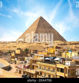 Giza città nella parte anteriore della piramide di Cheope in Egitto Foto Stock