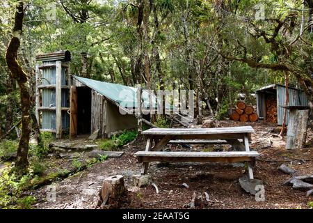 Soprer Shelter, una storica capanna in stile tenda nella zona della Golden Bay presso il lago Stanley, Kahurangi National Park, Nuova Zelanda. Foto Stock