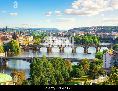 Fila di ponti in Praga al giorno di estate Foto Stock