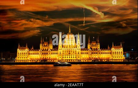 Facciata di Budapest illuminata il Parlamento sotto il cielo nuvoloso, Ungheria Foto Stock