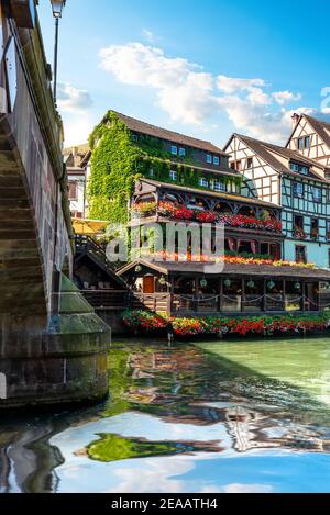 Pittoresco quartiere Petite France di Strasburgo, Case sul fiume Foto Stock