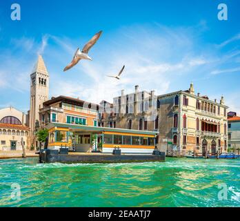 Fermata del Vaporetto a Venezia vicino a edifici antichi, Italia Foto Stock