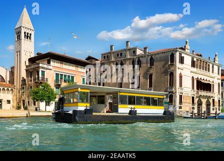 Fermata del Vaporetto a Venezia vicino a edifici antichi, Italia Foto Stock