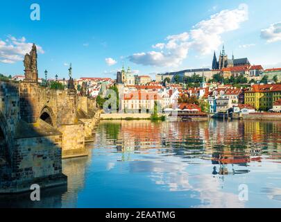 Vista sulla città vecchia e la Cattedrale di San Vito a Praga Foto Stock