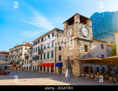 Torre dell Orologio dentro la città vecchia di Kotor in Montenegro Foto Stock