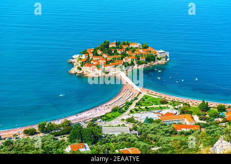 Sveti Stefan isola in Budva in una bella giornata estiva, Montenegro Foto Stock