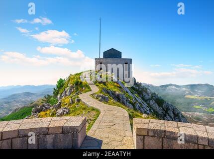 Mausoleo di Petar Petrovic Njegos. Edificio storico mausoleo di Petar Petrovic Njegos - poeta e sovrano montenegrino - nelle montagne del Parco Nazionale Lovcen Foto Stock