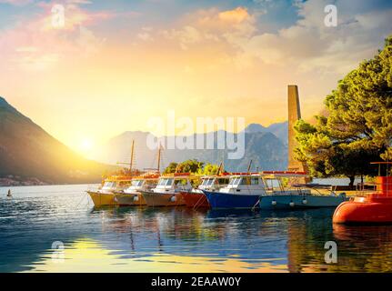 Vista monte Lovcen dalla Baia di Kotor e Kotor città. Foto Stock