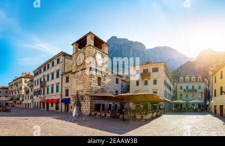 Torre dell Orologio dentro la città vecchia di Kotor in Montenegro Foto Stock