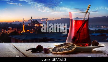 Tè turco sullo sfondo di una moschea di Istanbul Foto Stock