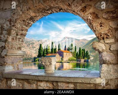 Vista su St George island da Nostra Signora delle rocce attraverso arch. Perast, Montenegro Foto Stock