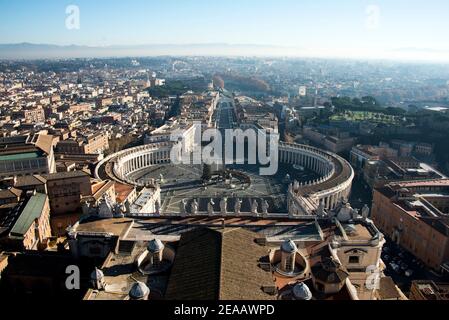 Vista su Roma dalla cupola della Basilica di San Pietro, Roma Foto Stock
