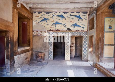 Affresco dei Delfini nel palazzo principale di Cnosso. Cnosso è il più grande sito archeologico dell'età del bronzo sull'isola di Creta, in Grecia. Foto Stock