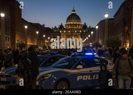 Piazza San Pietro, folla e auto della polizia, Roma Foto Stock