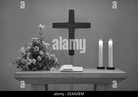 Altare con croce, candele, bibbia, bouquet di fiori, chiesa collegiata, Stoccarda, Baden-Württemberg, Germania Foto Stock