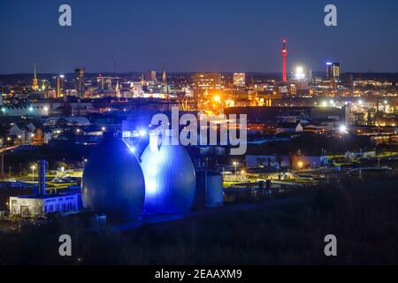 Dortmund, zona Ruhr, Nord Reno-Westfalia, Germania - panorama della città Dortmund, skyline del centro di Dortmund, sul retro della torre della TV Florian e Dortmund U, di fronte alle torri di digestione dell'impianto di depurazione di Emscher Dortmund Deusen, l'impianto di depurazione delle acque reflue sta ora ricevendo una quarta fase di depurazione; che libera anche le acque reflue trattate dai residui di droga. Foto Stock
