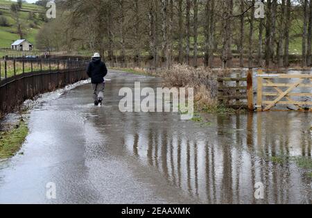 Pista di fattoria sulla tenuta di Haddon allagata dal fiume Wye A Bakewell nel Derbyshire Foto Stock