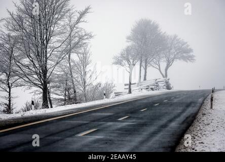 7 dicembre 2020, Winterberg, Sauerland, Renania Settentrionale-Vestfalia, Germania, paesaggio innevato con una strada di campagna vuota. 00X201207D068CARO Foto Stock