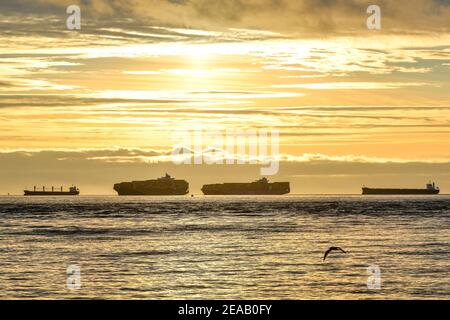 Navi all'ancora, tramonto, English Bay, Vancouver, British Columbia, Canada Foto Stock