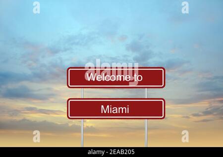 Red Welcome to Miami Road segno con il bellissimo tramonto cielo sullo sfondo Foto Stock