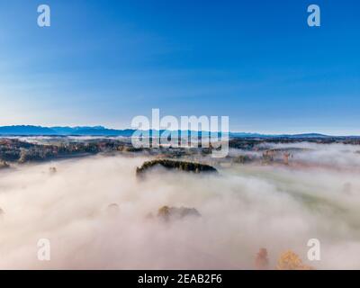 Nebbia sulle colline alpine bavaresi vicino a Bernried, alta Baviera, Baviera Germania, Europa Foto Stock
