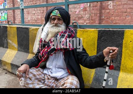 Uomo Sufi al Santuario di Baba Bulleh Shah, Kasur, Punjab, Pakistan Foto Stock
