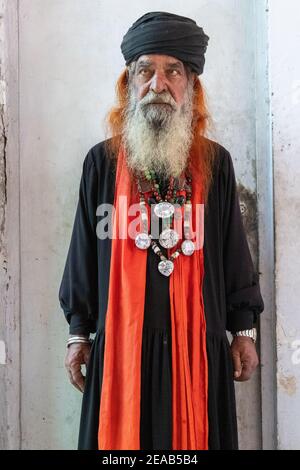 Uomo Sufi al Santuario di Baba Bulleh Shah, Kasur, Punjab, Pakistan Foto Stock