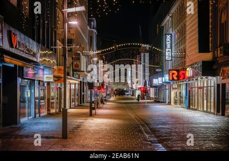 Oberhausen, zona della Ruhr, Renania Settentrionale-Vestfalia, Germania - coprifuoco a Oberhausen dalle 21:00 alle 5:00, pochi passanti nel centro di Oberhausen durante la pandemia della corona durante il secondo blocco il giorno prima della vigilia di Natale alle 20:00 poco prima del coprifuoco sulla Marktstrasse, la principale via dello shopping nella zona pedonale. Foto Stock