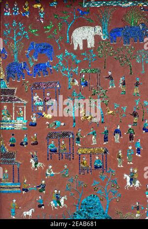 Mosaico di vetro con illustrazioni della parabola di Siaosawat, collegato con scene della vita rurale quotidiana, parete esterna della Cappella Rossa, Wat Xieng Thong tempio, Luang Prabang, Laos Foto Stock