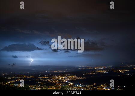 villaggi illuminati con fulmini nel cielo notturno Foto Stock