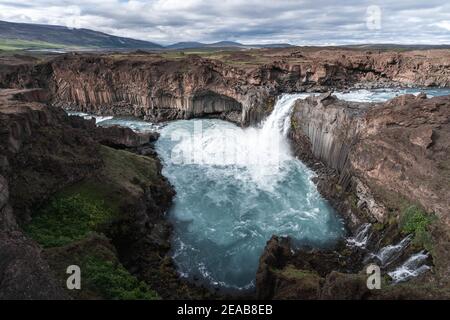 Islanda, Norðurland eystra, Aldeyjarfoss, acqua, cascata, fiume, Canyon, Fiori, Moss Foto Stock