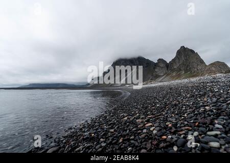 Islanda, Austurland, Klifatindur, pietre, Spiaggia, montagna, nebbia Foto Stock