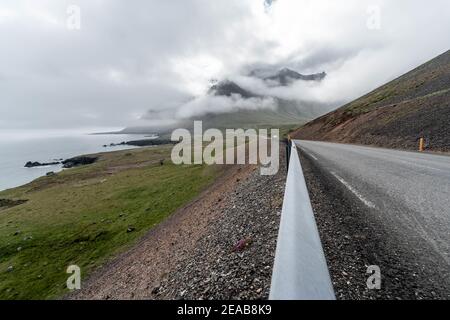 Islanda, Austurland, Klifatindur, pietre, Spiaggia, montagna, nebbia, strada Foto Stock