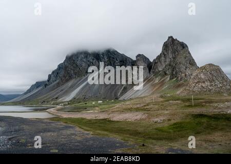 Islanda, Austurland, Klifatindur, pietre, Spiaggia, montagna, nebbia Foto Stock