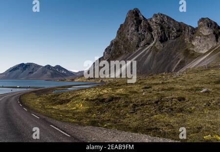 Islanda, Austurland, Klifatindur, Road, Beach, Stones, Moss, Roadside Foto Stock