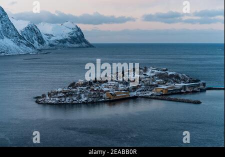 Norvegia, Nord-Norge, Senja, Husøy, Inverno, Tramonto, montagna, picchi, sera, Isola, fiordo, Mare Foto Stock