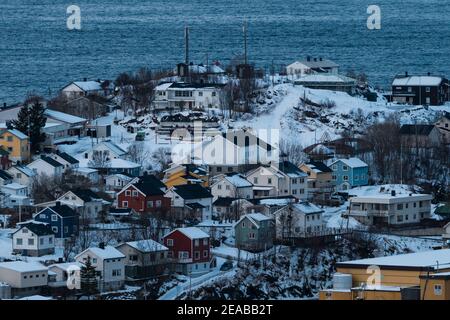 Norvegia, Nord-Norge, Senja, Husøy, Inverno, Tramonto, Villaggio, sera, Isola, Fiordo, Mare Foto Stock