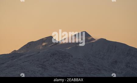 Norvegia, Nord-Norge, Inverno, montagna, picchi, Tramonto, Cielo, neve, nuvole Foto Stock