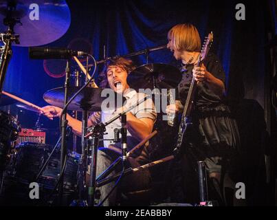 La gioia formidabile dal vivo sul palco della Concorde 2 A Brighton Foto Stock