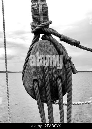 Blocco di legno di navi braced con corde sulla storia Nave mercantile Lisa von Lübeck Foto Stock